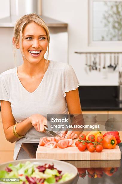 Glückliche Junge Frau Schneiden Gemüse Stockfoto und mehr Bilder von Arbeiten - Arbeiten, Armband, Attraktive Frau