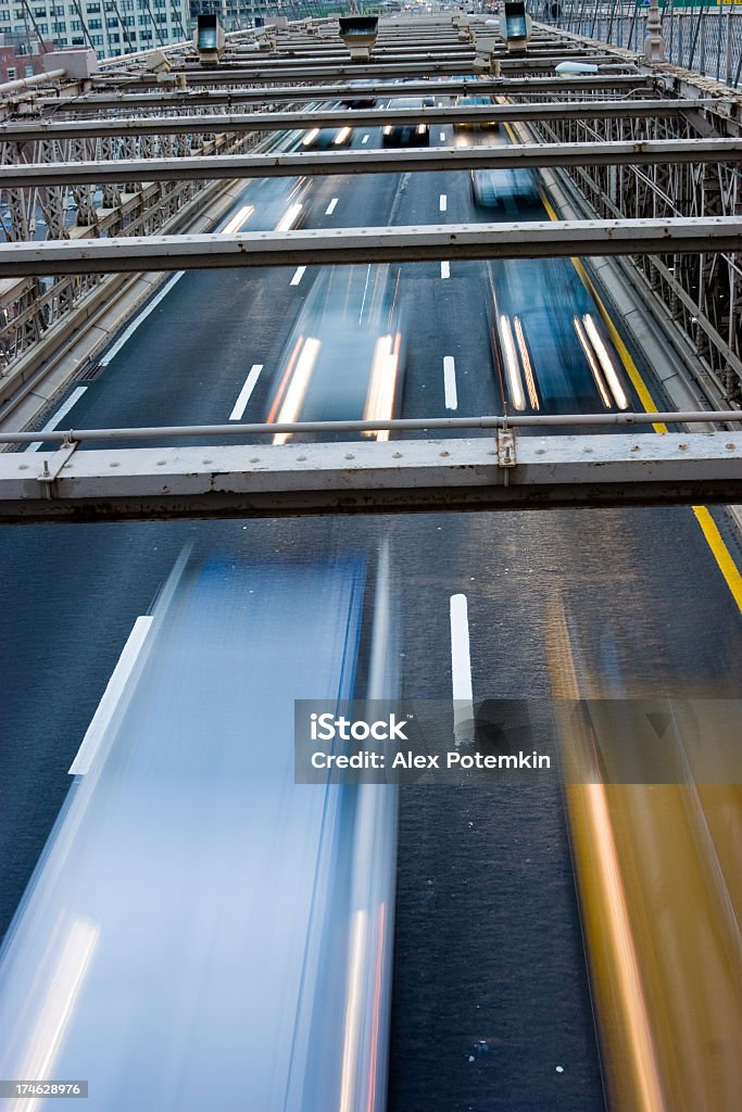 Nacht Verkehr auf der Brooklyn Bridge - Lizenzfrei Beleuchtet Stock-Foto