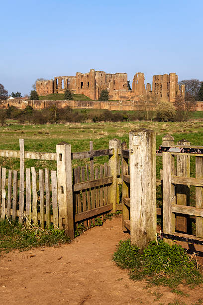 castle footpath with castle behind kenilworth castle stock pictures, royalty-free photos & images
