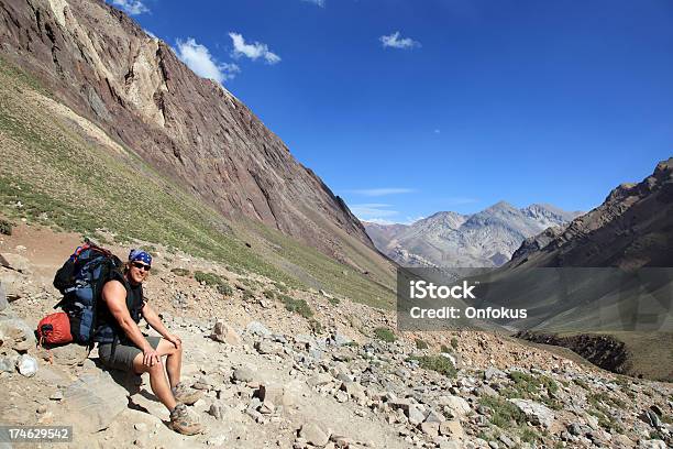 Человек С Рюкзак Hiker В Аконкагуа Долина Аргентина — стоковые фотографии и другие картинки Aconcagua Provincial Park