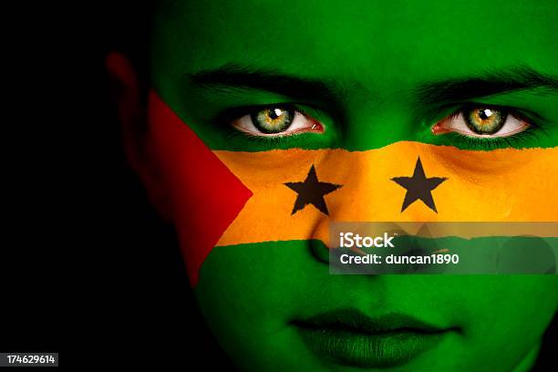 São Tomé E Príncipe Bandeira Rapaz - Fotografias de stock e mais imagens de Adolescente - Adolescente, Bandeira, Bandeira Nacional
