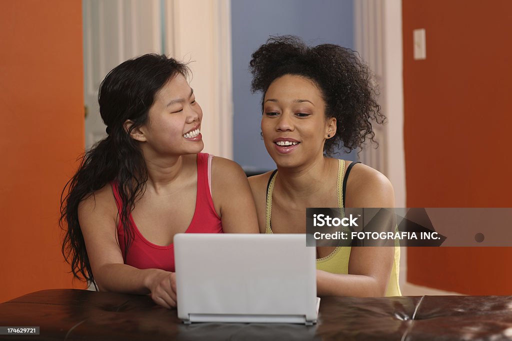 Frauen am laptop - Lizenzfrei Arbeiten Stock-Foto