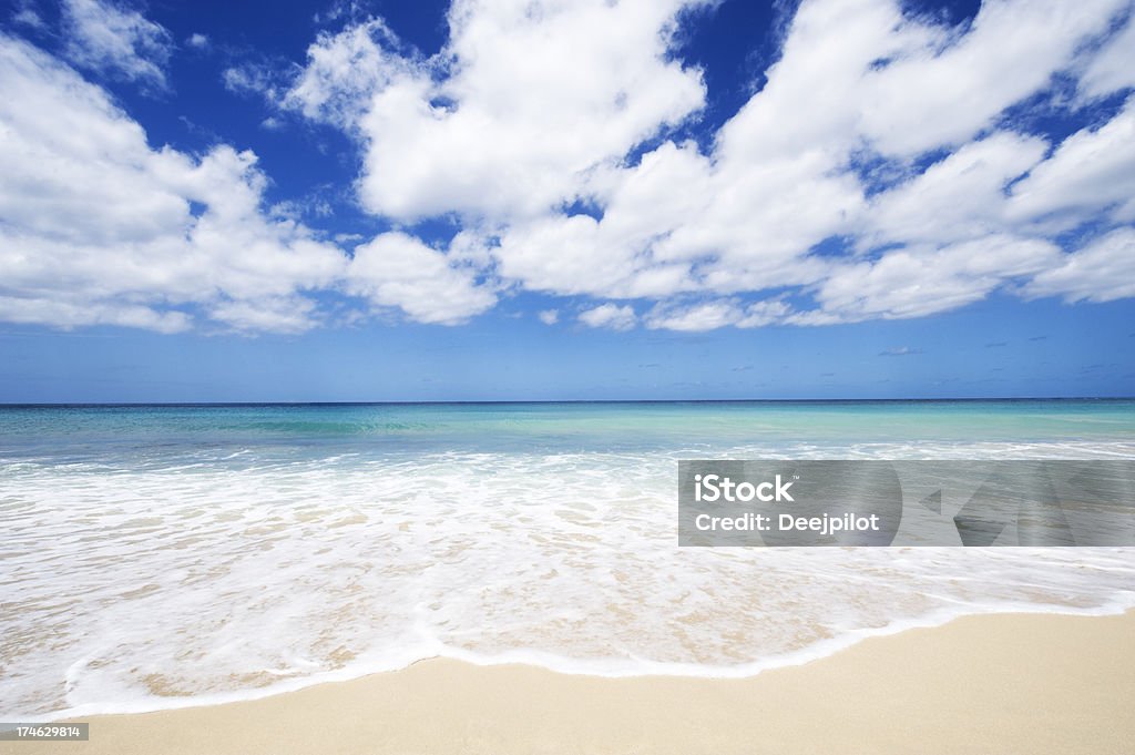 Idílica playa Tropical con nubes blancas y al mar - Foto de stock de Agua libre de derechos