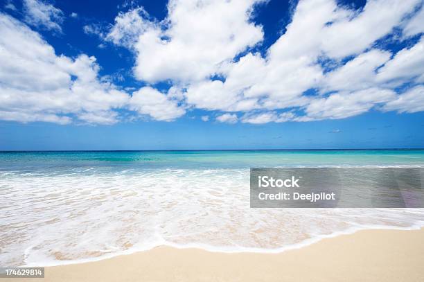 Idílica Playa Tropical Con Nubes Blancas Y Al Mar Foto de stock y más banco de imágenes de Agua - Agua, Aire libre, Antillas occidentales
