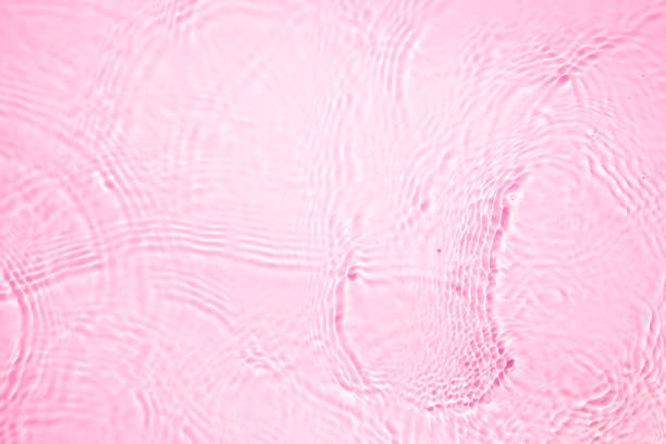 ピンクの波紋のある水の背景