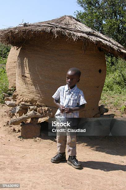 중유럽식 남자아이 오두막에 대한 스톡 사진 및 기타 이미지 - 오두막, 우간다, 4-5세