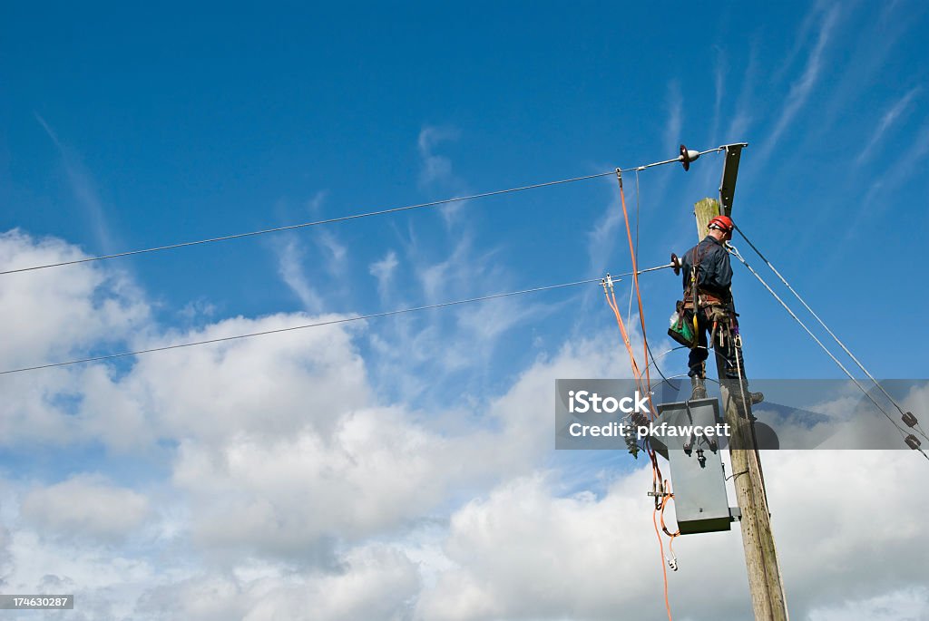 Trabajador de utilidad - Foto de stock de Cable de conducción eléctrica libre de derechos