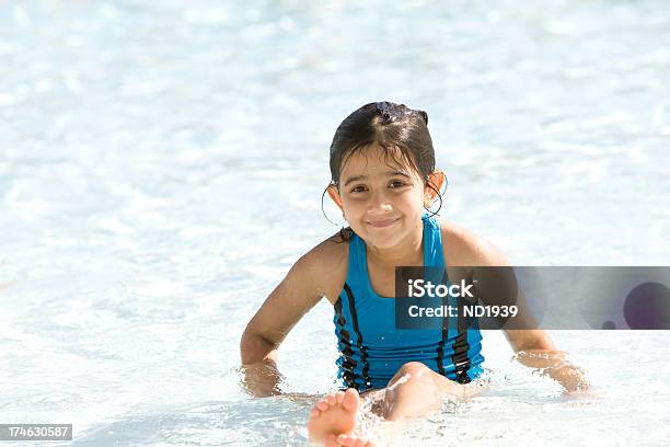 Relajación En La Piscina Foto de stock y más banco de imágenes de Agua - Agua, Al lado de la piscina, Alegría