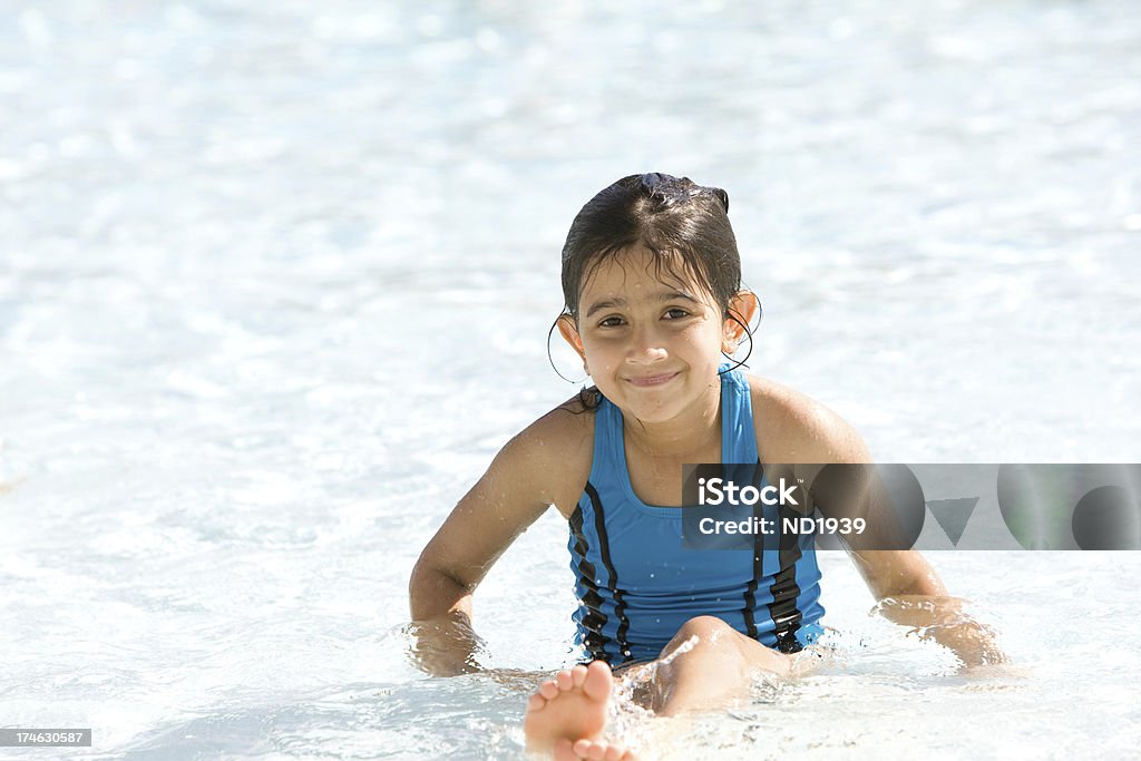 Détente à la piscine - Photo de Amitié libre de droits