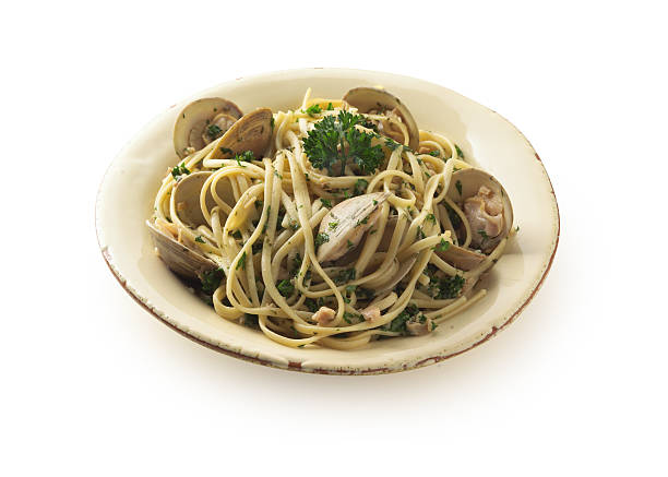 linguini mit weißen muscheln - linguini stock-fotos und bilder