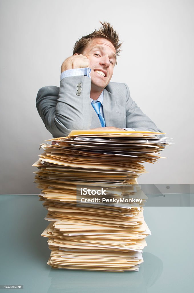 Trabalhador de escritório feliz Empresário olhando satisfeito na caixa de entrada - Foto de stock de Acabando royalty-free