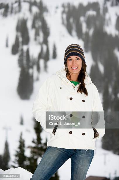 Donna Di Snowboard - Fotografie stock e altre immagini di Abbigliamento da sci - Abbigliamento da sci, Abiti pesanti, Adulto