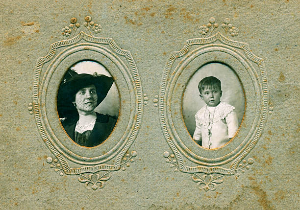 мать и сын в 1913 - 1910s style стоковые фото и изображения