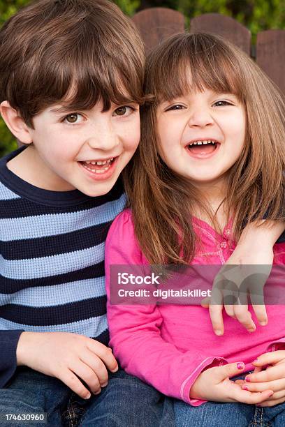 Feliz Crianças - Fotografias de stock e mais imagens de Alegria - Alegria, Amizade, Amor