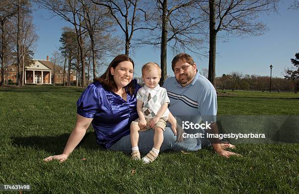 Junge Familie Stockfoto und mehr Bilder von 12-17 Monate - 12-17 Monate, 2-3 Jahre, 25-29 Jahre