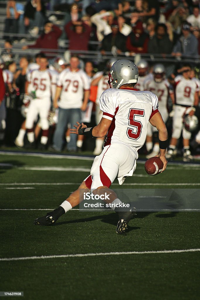 American Football Player-Quarterback Scrambles na krótkie uzyskać - Zbiór zdjęć royalty-free (Futbol amerykański)