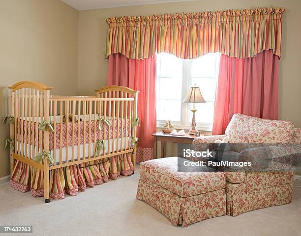 아기 요람 및 의자 포함 0명에 대한 스톡 사진 및 기타 이미지 - 0명, 가정의 방, 낮