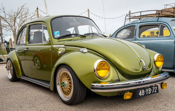 блестящий олдтаймер volkswagen beetle 1974 года на выставке классических автомобилей aircooled - old timers parade стоковые фото и изображения