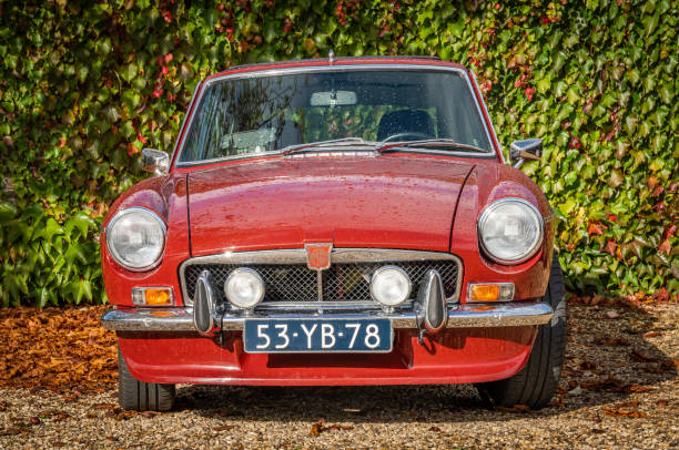 вид спереди на классический автомобиль mg mgb gt v8 1973 года в галерее aaldering - old timers parade стоковые фото и изображения