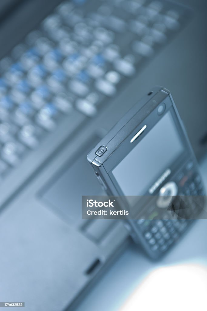 Teléfono inteligente y PC - Foto de stock de Aparato de telecomunicación libre de derechos