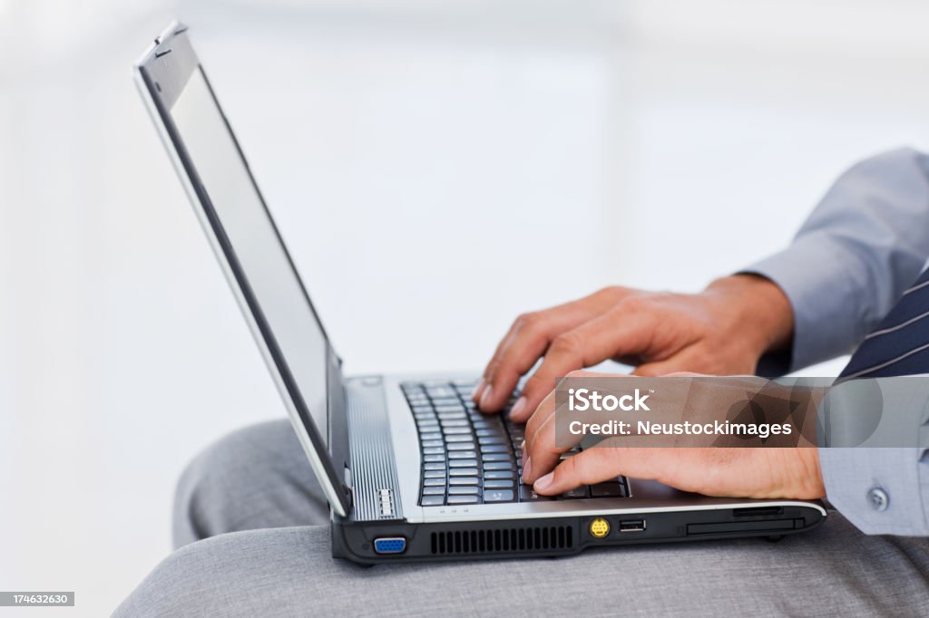 Hombre de negocios usando computadora portátil - Foto de stock de Ordenador portátil libre de derechos