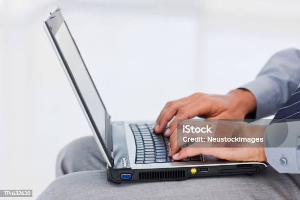 Hombre De Negocios Usando Computadora Portátil Foto de stock y más banco de imágenes de Ordenador portátil - Ordenador portátil, Perfil - Vista de costado, Adulto