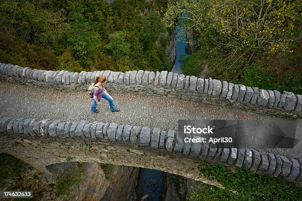 Foto de Caminhada Sobre A Ponte e mais fotos de stock de Pisar - Pisar, Adulto, Andar