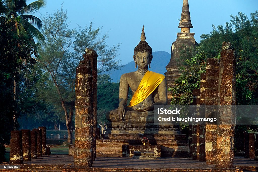 wat mahathat sunrise Parque Histórico de sukhothai, Tailândia - Foto de stock de Cena Rural royalty-free