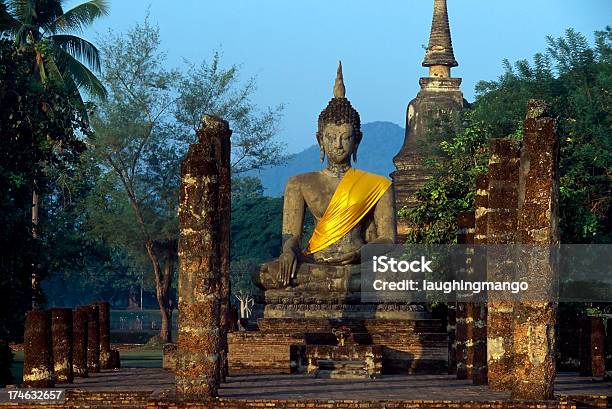 Foto de Wat Mahathat Sunrise Parque Histórico De Sukhothai Tailândia e mais fotos de stock de Cena Rural