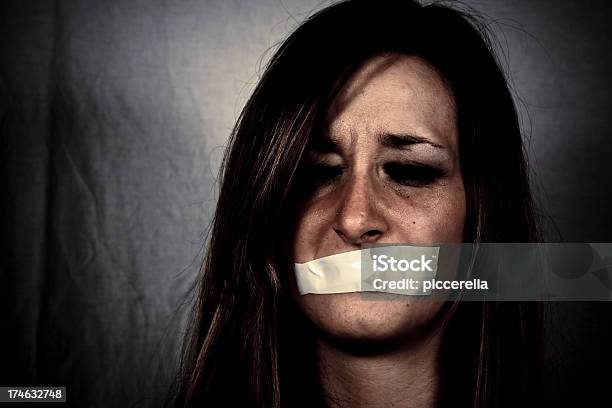Taci - Fotografie stock e altre immagini di Torturare - Torturare, 25-29 anni, Adulto