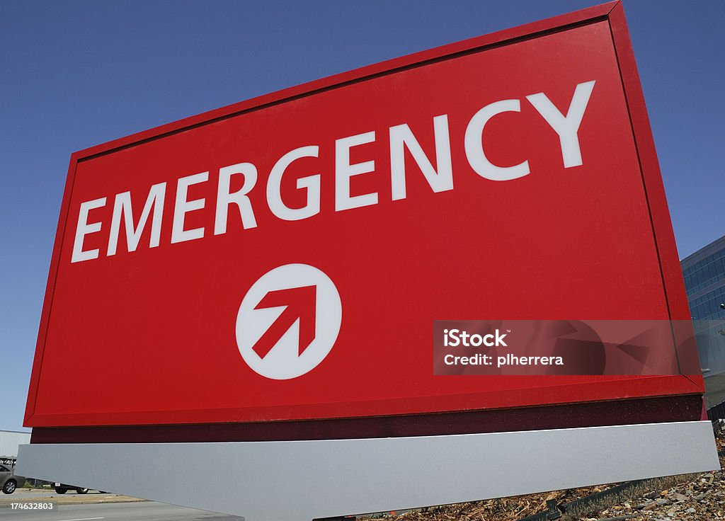Big Red Hospital Emergency cartello con freccia - Foto stock royalty-free di Ambientazione esterna