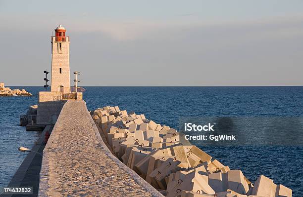 Photo libre de droit de Phare banque d'images et plus d'images libres de droit de Alpes-Maritimes - Alpes-Maritimes, Bleu, Brise-lames