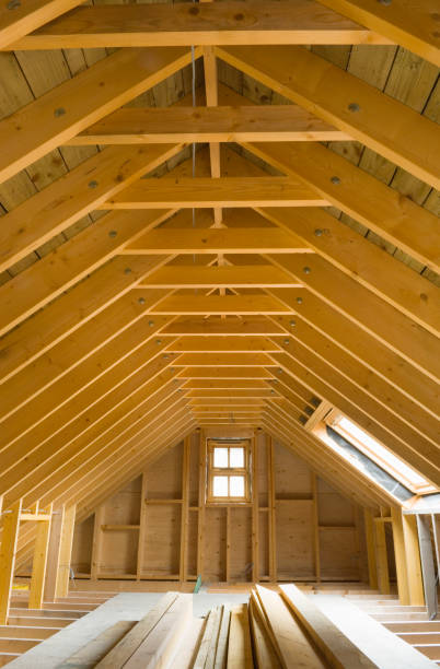 dachgeschoß veranstaltungsfläche in neu errichteten haus - home addition attic timber roof beam stock-fotos und bilder
