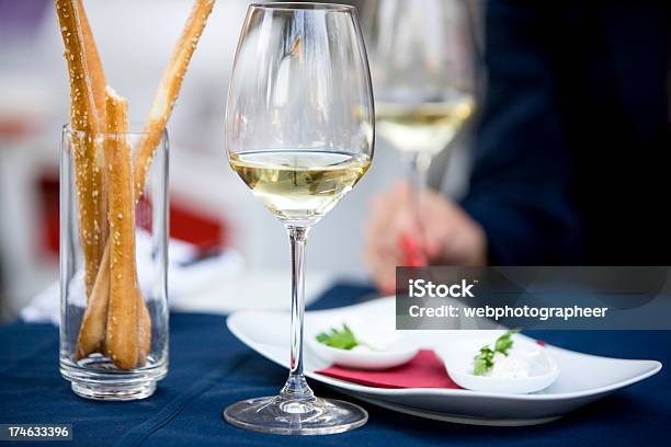 Vino Bianco - Fotografie stock e altre immagini di Aperitivo - Aperitivo, Spumante, Adulto