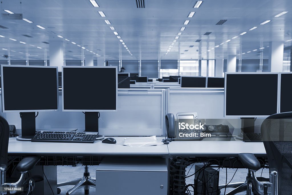 Pantallas de ordenador en el amplio Interior de la oficina moderna, imagen virada - Foto de stock de Oficina libre de derechos