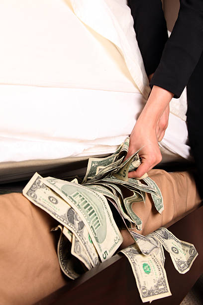 Ukrywanie pieniędzy pod materac – zdjęcie