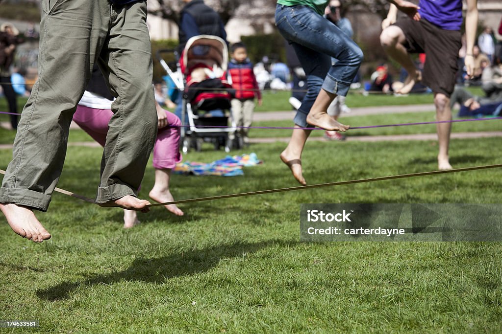 Slackrope o funambulismo pasos, de la Universidad de Washington - Foto de stock de Niño libre de derechos