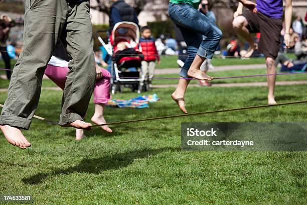 Slackrope O Funambulismo Pasos De La Universidad De Washington Foto de stock y más banco de imágenes de Niño