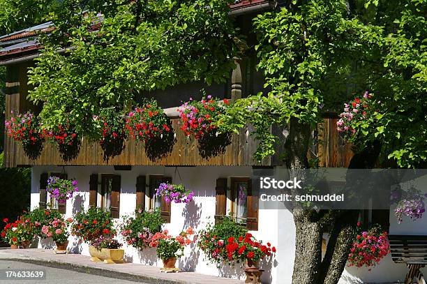 Foto de Vista Para A Casa Em Oberbayern e mais fotos de stock de Alemanha - Alemanha, Alta Baviera, Alto contraste