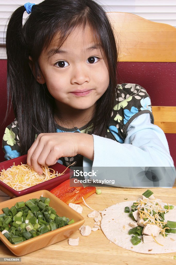 Bambina preparare pranzo leggero - Foto stock royalty-free di 6-7 anni