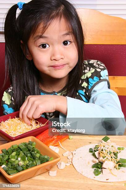 Bambina Preparare Pranzo Leggero - Fotografie stock e altre immagini di 6-7 anni - 6-7 anni, Alimentazione sana, Allegro