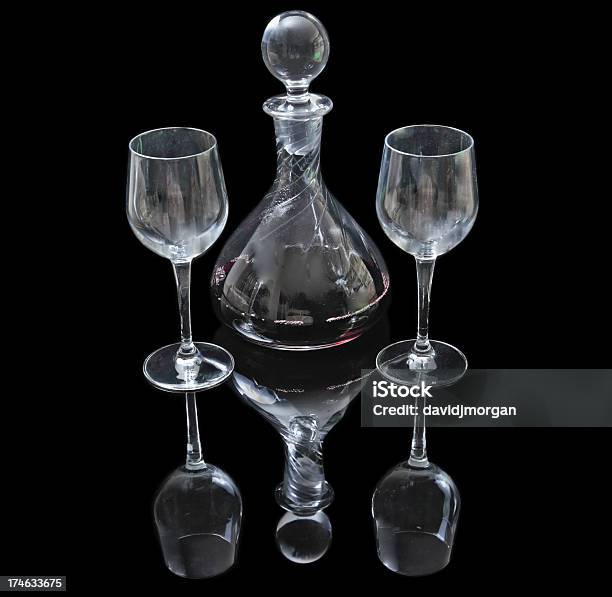 Dekanter Mit Rotwein Und Glas Stockfoto und mehr Bilder von Alkoholisches Getränk - Alkoholisches Getränk, Dekantiergefäß, Fotografie