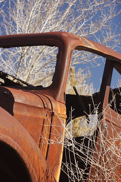 rustbucket auto camion junkyard - vehicle door vintage car collectors car sedan foto e immagini stock