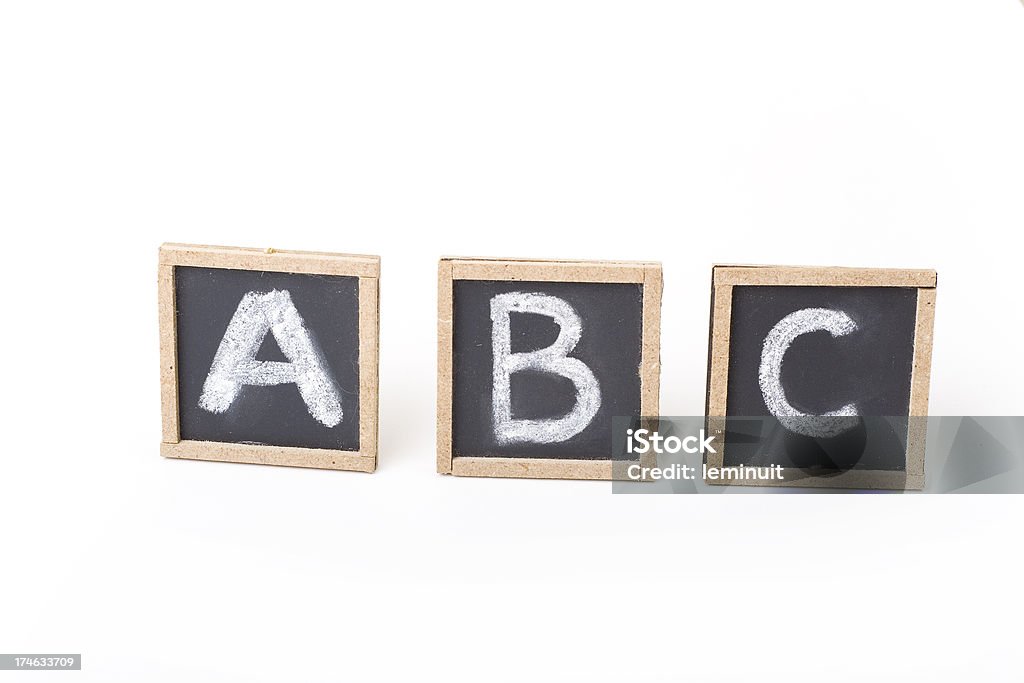 ABC pisemnej na małe blackboards - Zbiór zdjęć royalty-free (Alfabet)