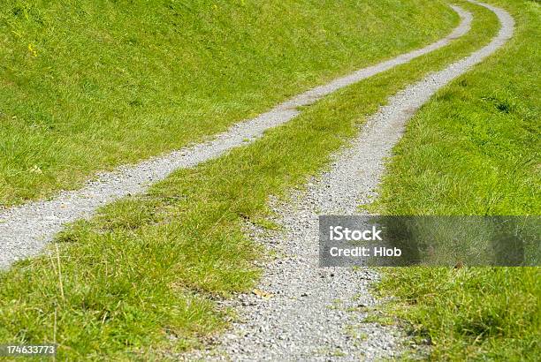 Estrada - Fotografias de stock e mais imagens de Ao Ar Livre - Ao Ar Livre, Caminho Adiante, Cinzento