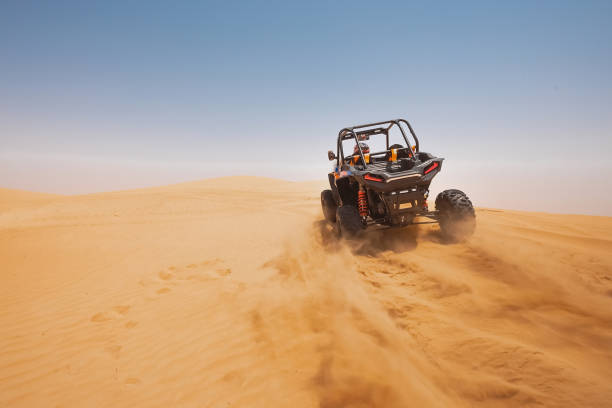 bashing des dunes de sable de la route. buggy de rallye utv - 4x4 desert sports utility vehicle dubai photos et images de collection