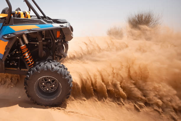 bashing des dunes de sable de la route. buggy de rallye utv - 4x4 desert sports utility vehicle dubai photos et images de collection