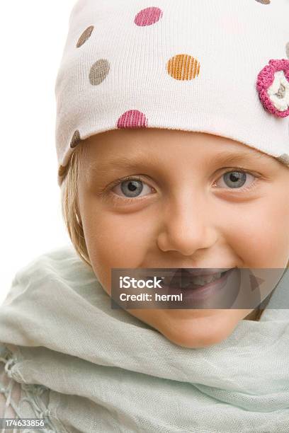 Photo libre de droit de Cinq Ans Dans Un Bonnet Dhiver banque d'images et plus d'images libres de droit de 4-5 ans - 4-5 ans, Casquette, Concepts