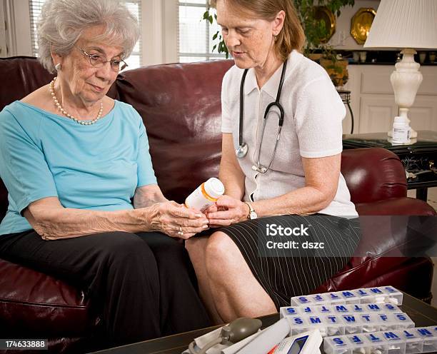 Home Gesundheitswesen Medizinische Professionellen Hilft Senior Frau Mit Medikamente Stockfoto und mehr Bilder von 70-79 Jahre