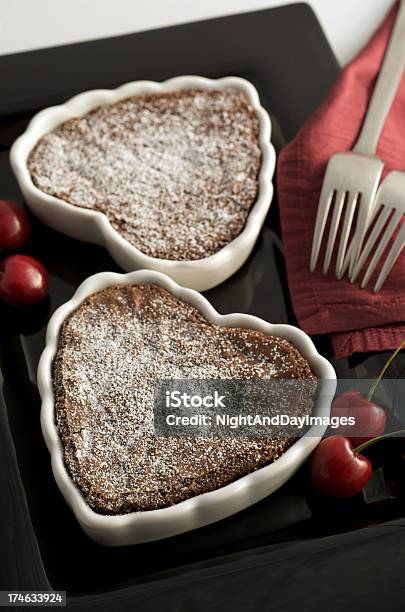 Dessert Al Cioccolato Con Cuore Di San Valentino Romantico Per Due - Fotografie stock e altre immagini di Simbolo di cuore